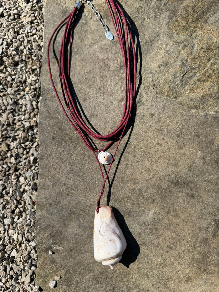 Free People Simple Shell Necklace - Burgundy