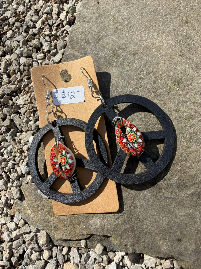 Wooden Seashell Peace Sign Earrings - Black