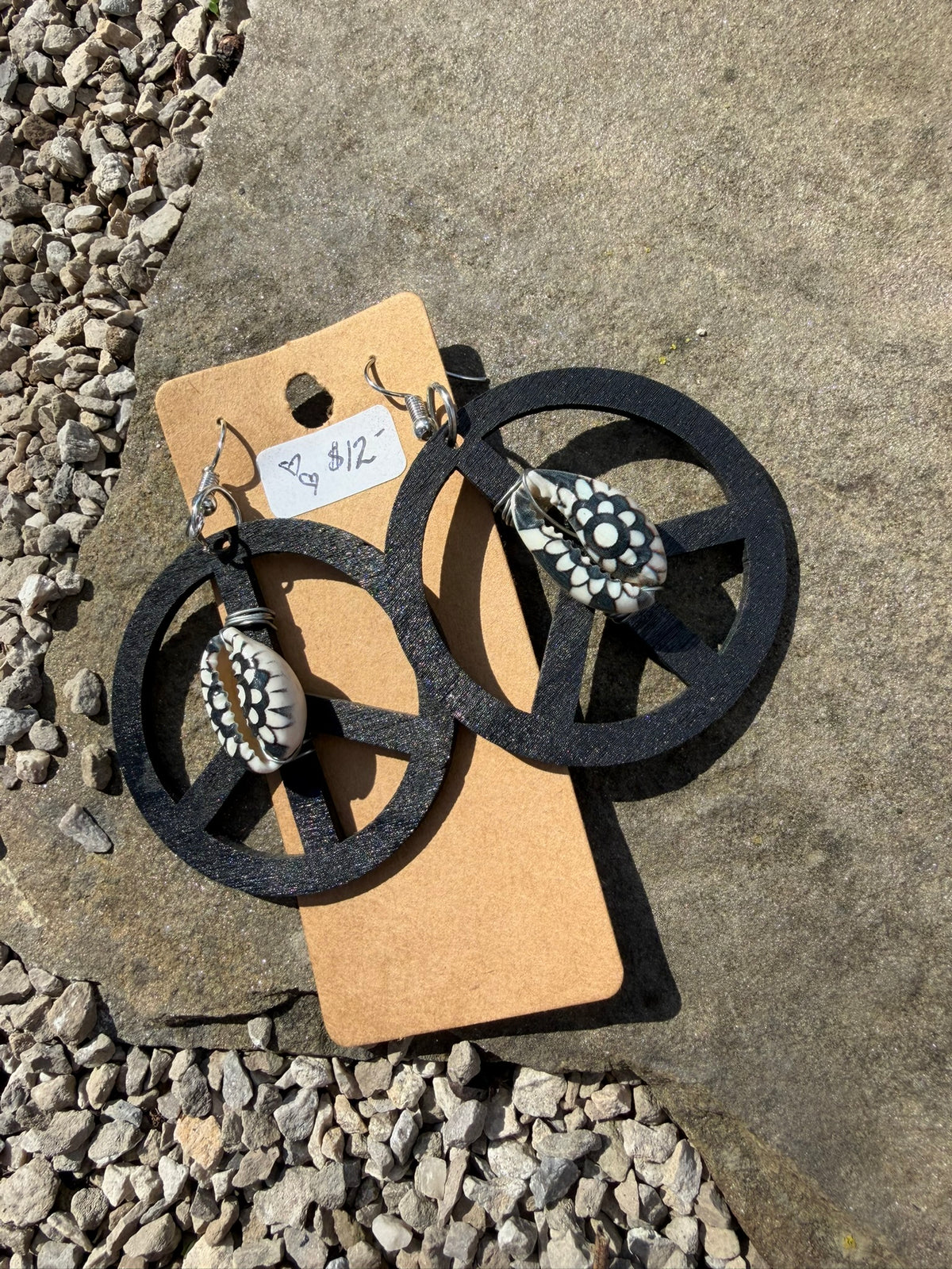 Wooden Seashell Peace Sign Earrings - Black/white